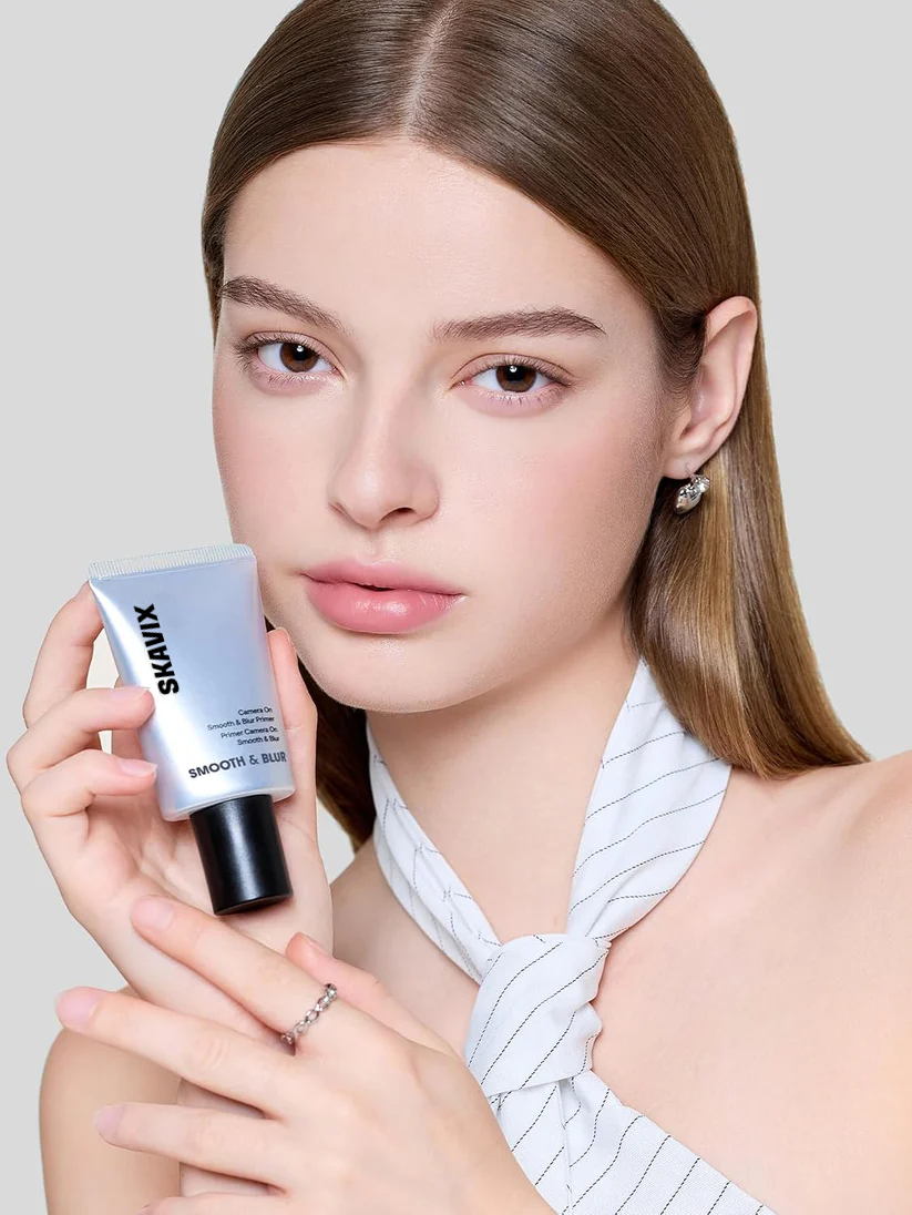 Model holding SHEGLAM Smooth and Blur Primer